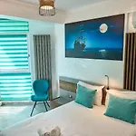 Apartment Blue Bamboo Pools And Parking Mamaia