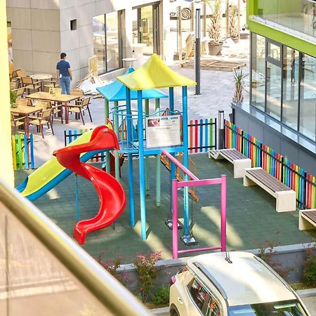 Blue Bamboo Pools And Parking Daire *