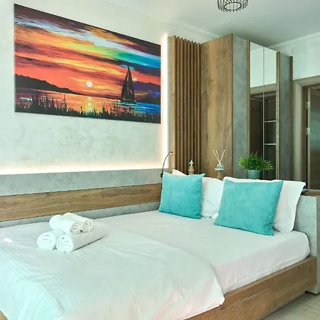 Blue Bamboo Pools And Parking Daire *